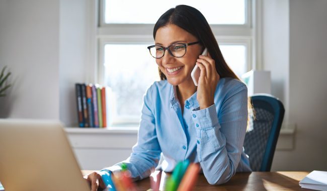 femme accompagne suivi au telephone