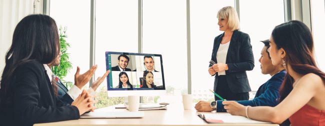 femme transmet son entreprise pendant une reunion